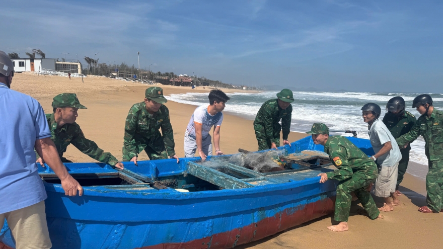 Tàu cá Đắk Lắk bị chìm cách bờ biển 300m, 1 người mất tích