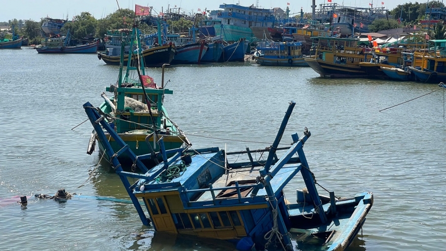 Tàu cá bị chìm khi neo đậu tại cầu Phú Hài, Lâm Đồng