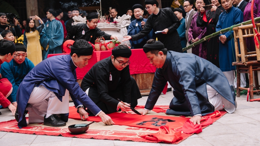 Phố cổ Hà Nội rộn ràng không khí Tết xưa