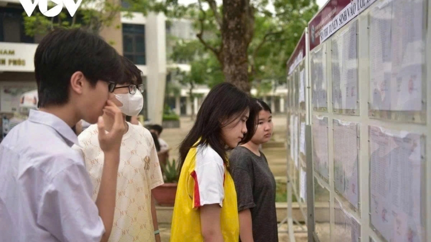 Cuộc đua vào lớp 10 “nóng” dần, phụ huynh Hà Nội vẫn thấp thỏm chờ chốt môn thứ 3