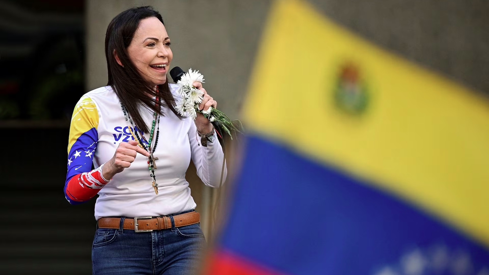 Ông Trump vui vẻ nhận huy chương giải Nobel Hòa bình từ thủ lĩnh đối lập Venezuela