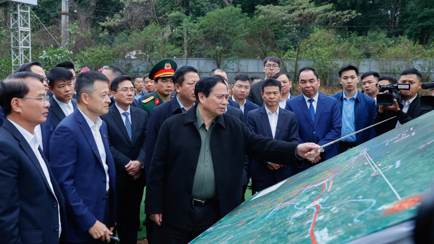 Chính phủ “vững tay chèo” trước những “cơn gió ngược”