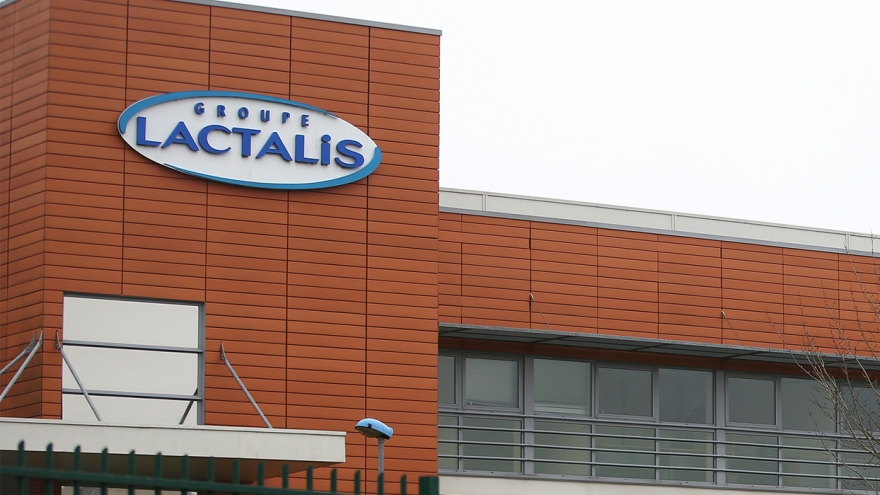 Phụ huynh Pháp bàng hoàng trước vụ thu hồi sữa công thức trẻ em