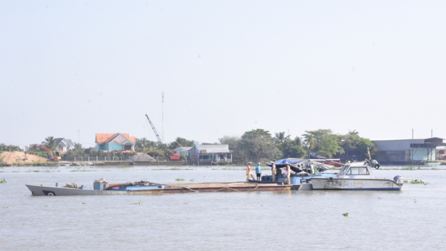 Xử lý nhiều phương tiện thủy vận chuyển cát không rõ nguồn gốc, chở quá tải