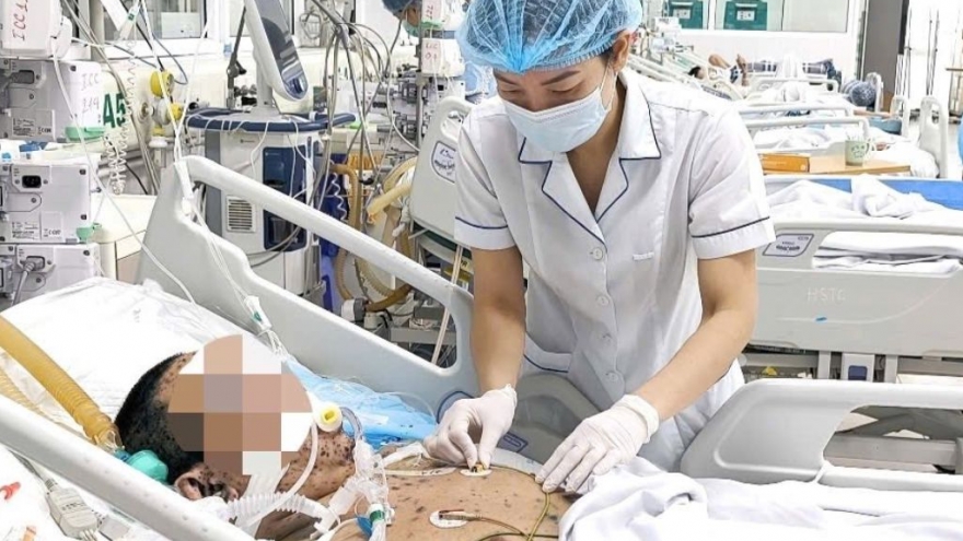 Lây thủy đậu từ con gái, ông bố trẻ nhập viện trong tình trạng nguy kịch