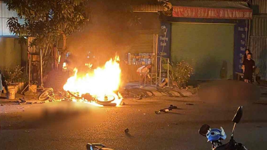 Sau va chạm, 2 xe máy cháy trơ khung, nam thanh niên tử vong