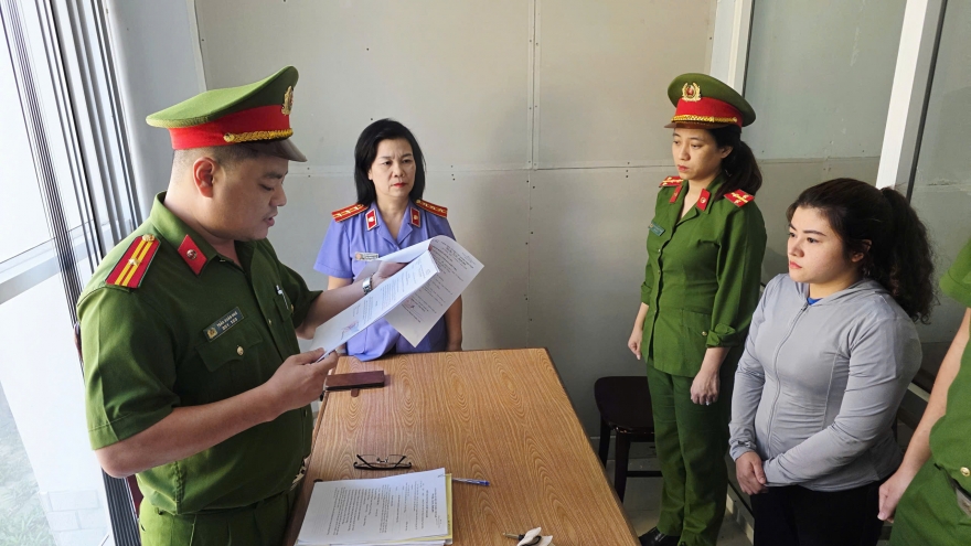 Nữ nhân viên chiếm đoạt hàng trăm triệu đồng của cửa hàng