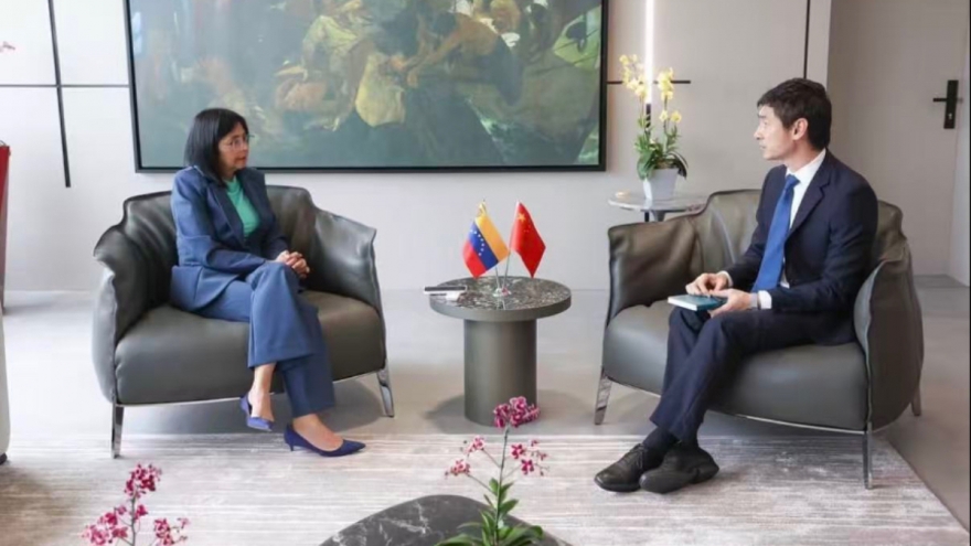 Tổng thống lâm thời Venezuela gặp Đại sứ Trung Quốc