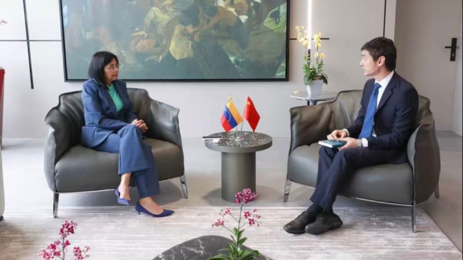 Tổng thống lâm thời Venezuela gặp Đại sứ Trung Quốc