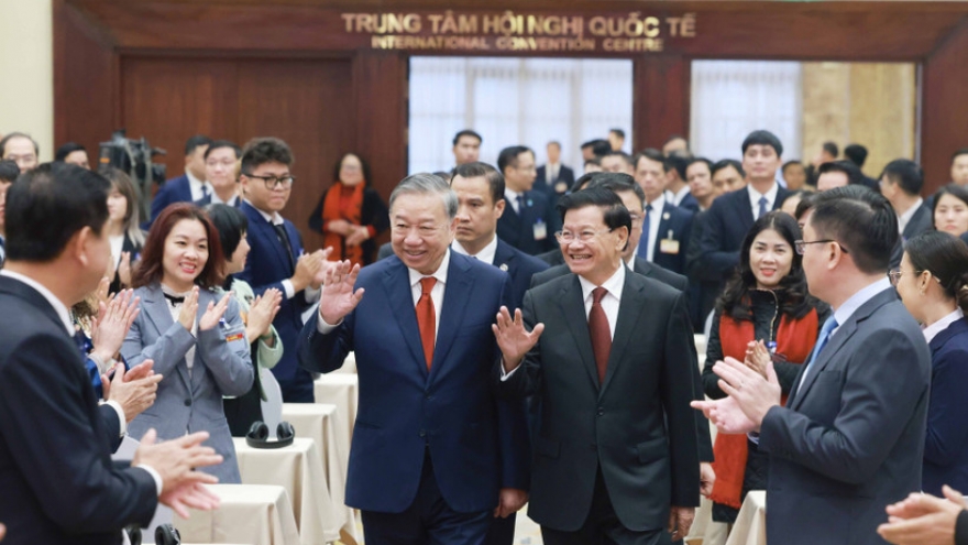 Top Lao leader briefs on outcomes of LPRP's 12th National Congress in Hanoi