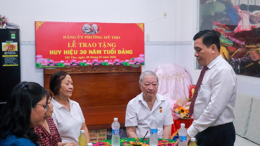 Đồng Tháp trao Huy hiệu Đảng cho đảng viên cao niên tiêu biểu