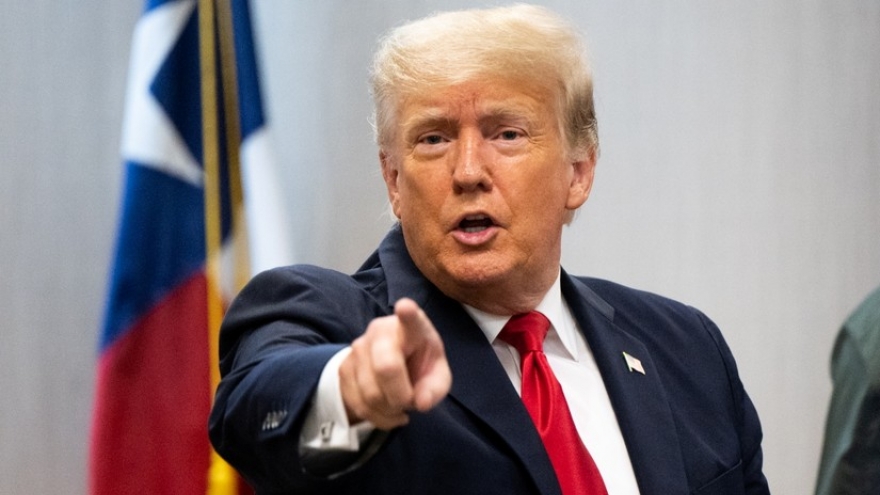 Tổng thống Mỹ Donald Trump doạ áp thuế 100% với Canada