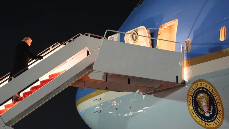 Chuyên cơ chở Tổng thống Trump gặp sự cố, phải quay trở lại căn cứ