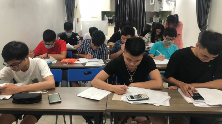 Chờ chốt môn thi thứ 3, học sinh lớp 9 vẫn ôn tất cả các môn