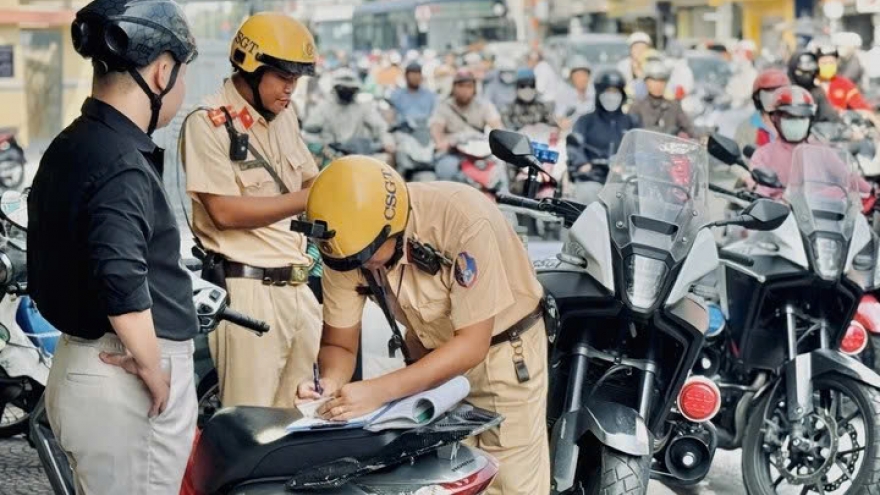 Đỗ xe máy trên vỉa hè, phạt nặng tới 600.000 đồng từ 2026