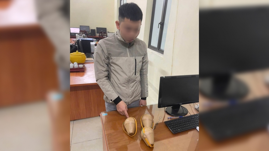 Tuần tra ban đêm, bắt quả tang đối tượng tàng trữ pháo nổ ở Hà Nội