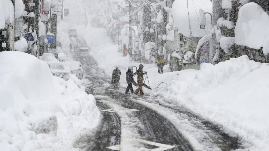 Tuyết rơi đạt đỉnh điểm tại nhiều nơi, Nhật Bản đưa ra hàng loạt cảnh báo