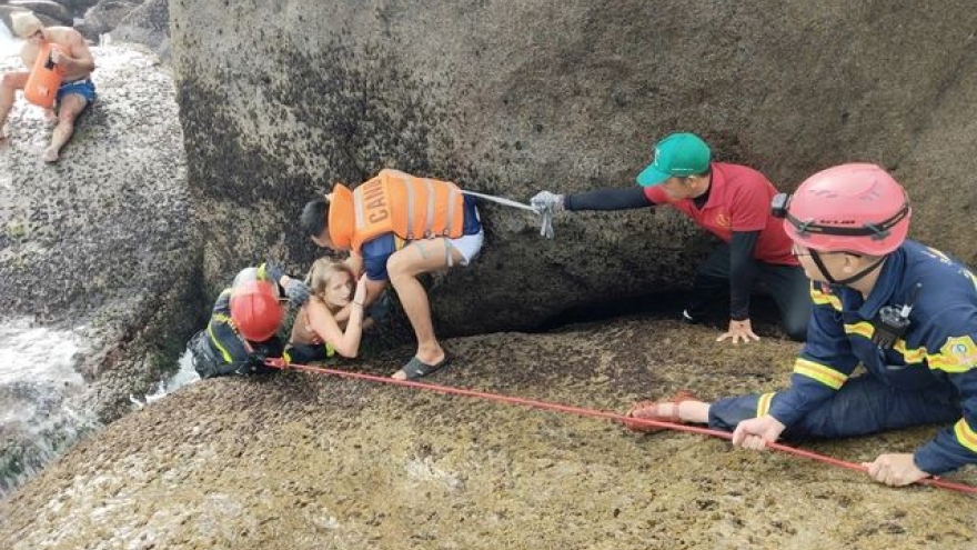 Two foreign tourists rescued after being swept into rock crevice in Dak Lak