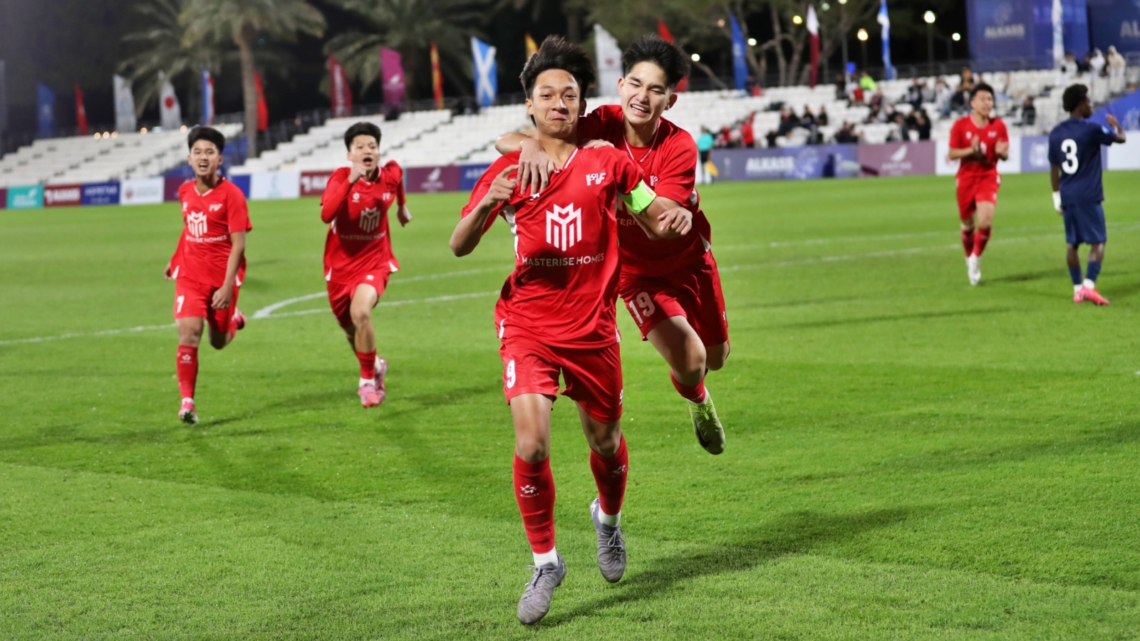 Đại diện bóng đá Việt Nam suýt tạo địa chấn trước PSG