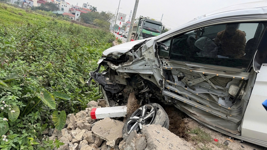 Tai nạn liên hoàn giữa 4 ô tô, tỉnh lộ 427 qua xã Thường Tín ùn tắc kéo dài