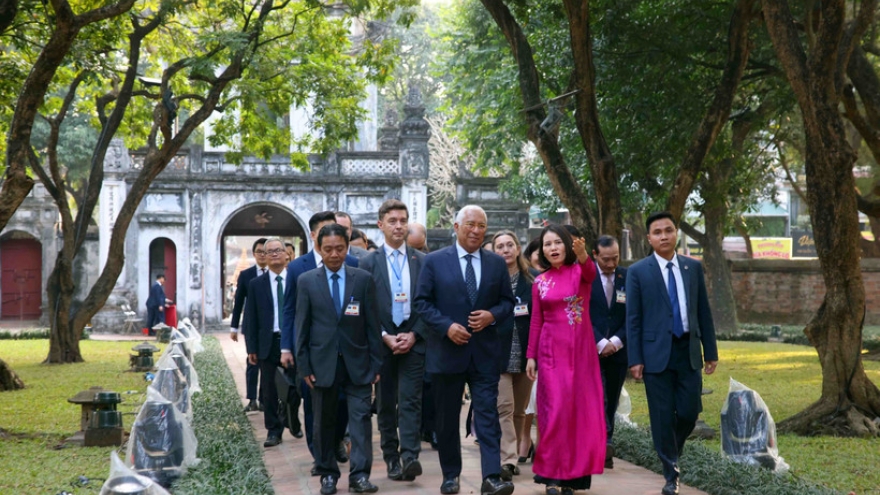 EC President visits Temple of Literature, Hanoi’s metro line project