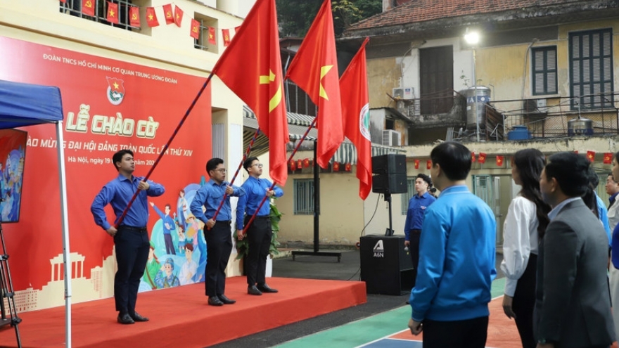 Vietnamese youth support 14th Party Congress with nationwide flag raising