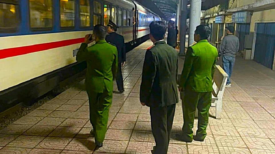 Giải cứu cô gái 16 tuổi bị "bắt cóc online" khi đang đi tàu hỏa