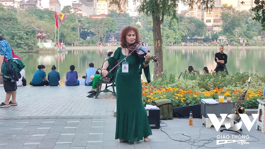 Người phụ nữ kéo đàn violin bên hồ Hoàn Kiếm