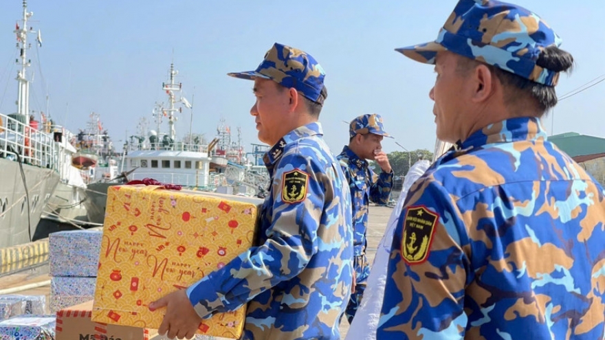 Tet gifts to be presented to soldiers on DK1 platform, naval vessels