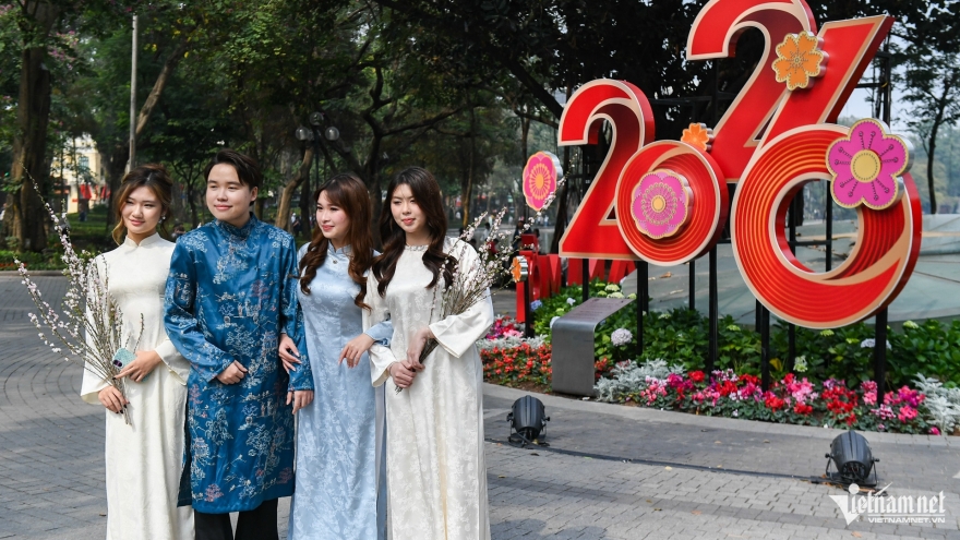 "Nàng thơ" đứng kín bờ hồ Hoàn Kiếm chụp ảnh chơi Tết