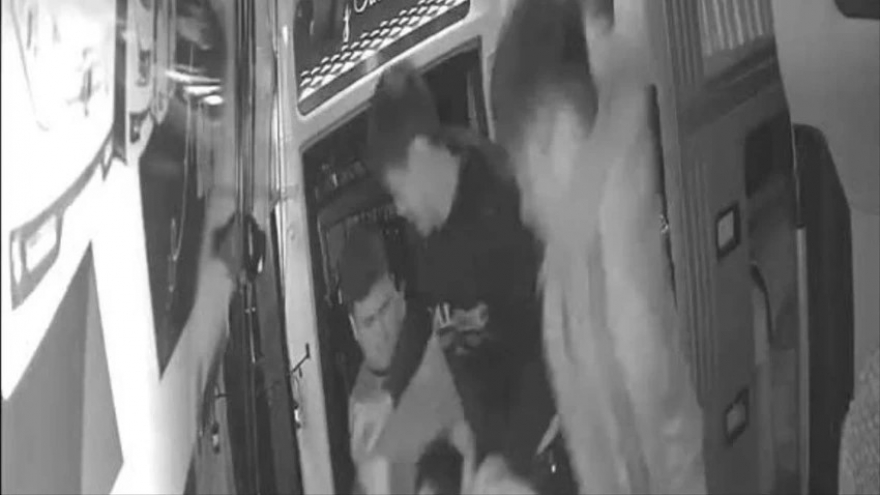 Phụ xe bị nhóm người lạ đánh tới tấp trên ô tô khách