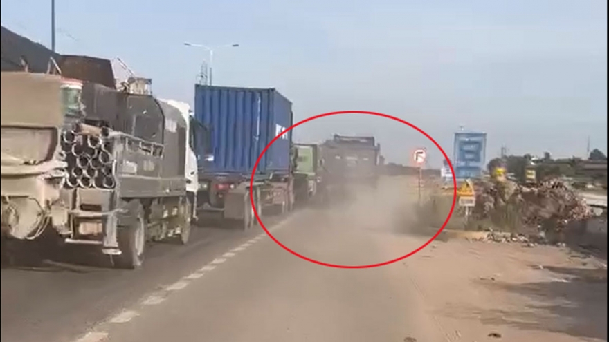 Xe ben lấn làn đường xe máy, gây "bão bụi" ở TP.HCM, tài xế bị xử phạt