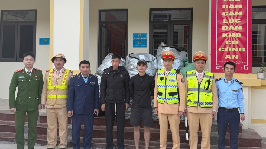 Phát hiện xe bán tải chở 713 sản phẩm quần áo không rõ nguồn gốc