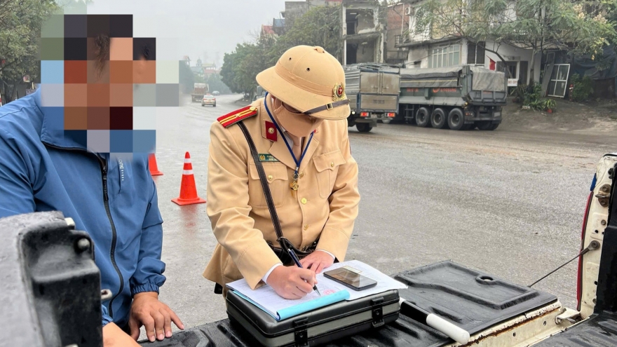 Xe chở vật liệu “bức tử” Quốc lộ 3, CSGT vào cuộc xử lý