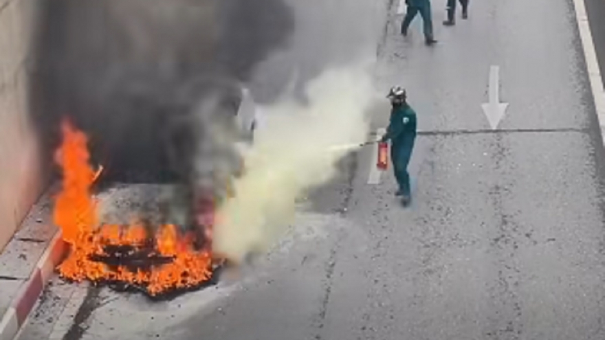 Cháy ô tô Audi trước hầm chui Thanh Xuân, Hà Nội