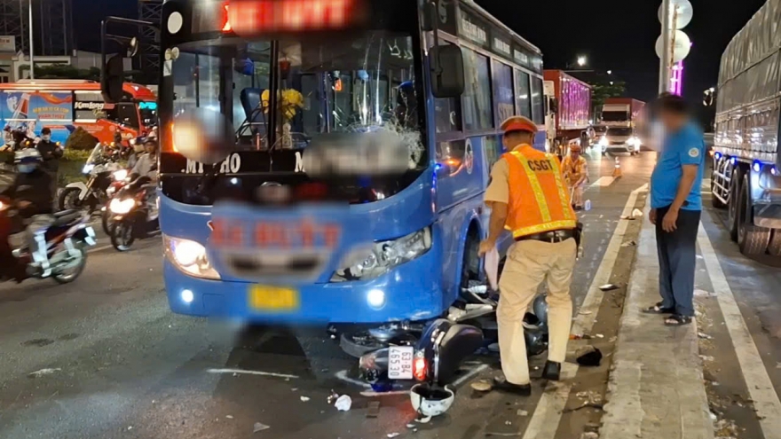 Xe máy chạy ngược chiều tông vào xe buýt khiến 2 người nhập viện