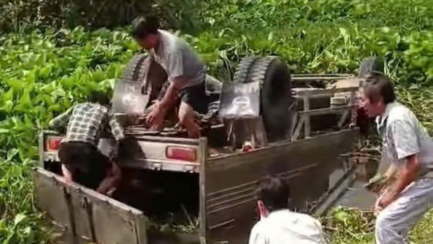 Xe tải lật nhào xuống kênh ở Vĩnh Long, tài xế tử vong