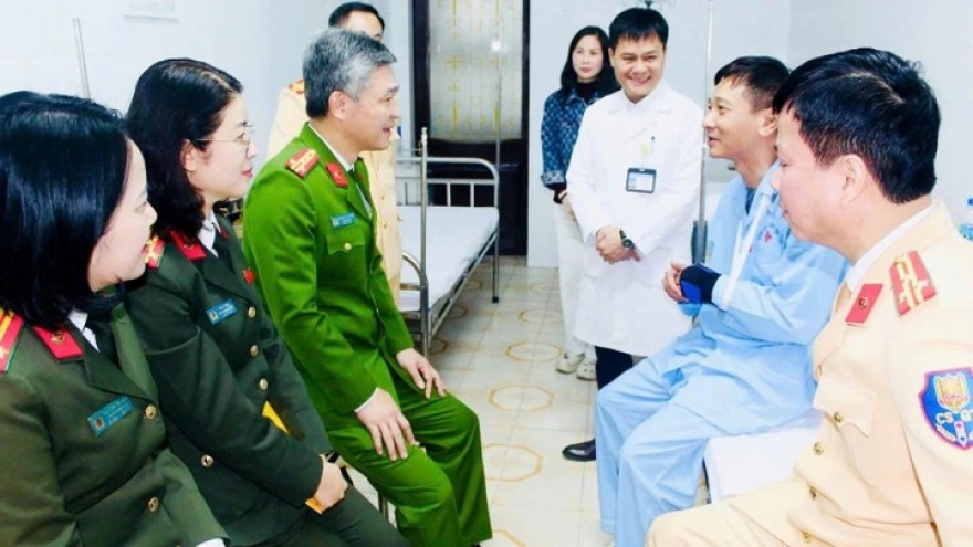 Người đàn ông uống rượu, chạy xe máy không đội mũ bảo hiểm tông bị thương CSGT