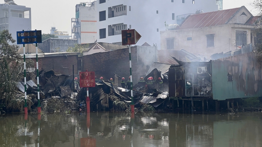 Cháy lớn sát vách chợ Bình Trưng ở TP.HCM, tiểu thương ôm hàng tháo chạy