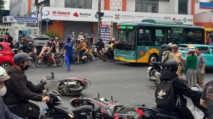 Ô tô mất lái tông nhiều xe máy ở TP.HCM