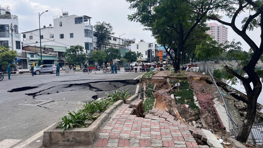 Sạt lở, sụt lún ở bờ kênh tại TP.HCM