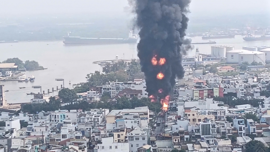 Cháy xe bồn chở chất lỏng ở TP HCM, khói đen kèm nhiều tiếng nổ lớn