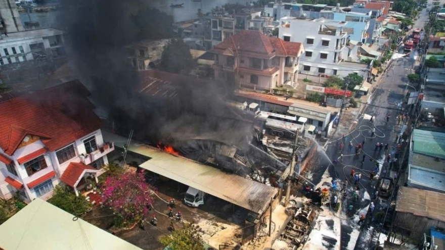 Cháy xe bồn lan sang xưởng sản xuất, 2 ô tô bị thiêu rụi