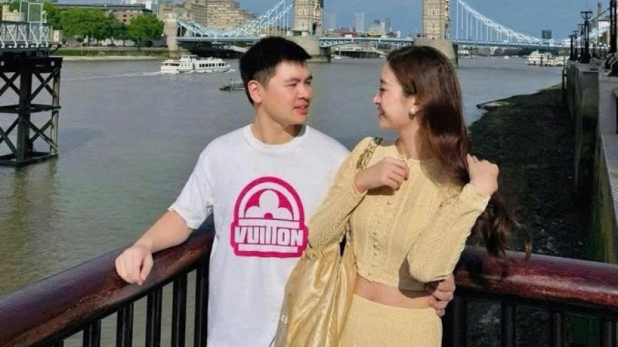 Sao Việt 30/1: Đỗ Mỹ Linh diện "cây" đồ hiệu khi đi du lịch cùng chồng