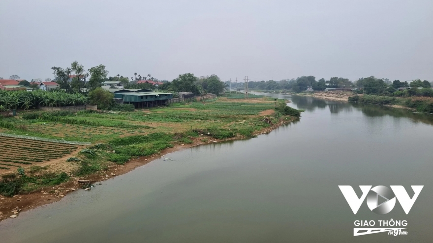Thấp thỏm nỗi lo khi sông Đáy đổi màu