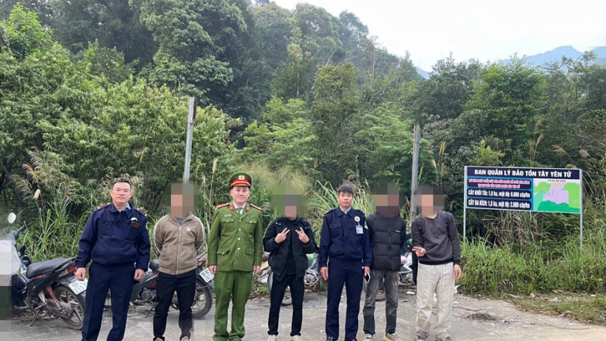 Đưa 4 du khách lạc rừng Tây Yên Tử về nơi an toàn