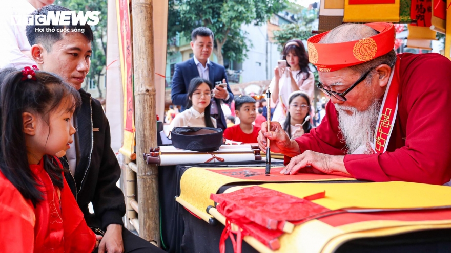 Người dân nườm nượp đổ về Văn Miếu xin chữ đầu năm