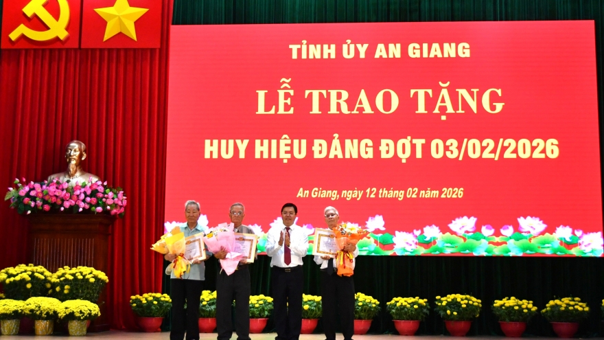 An Giang trao Huy hiệu Đảng cho 26 đảng viên cao niên