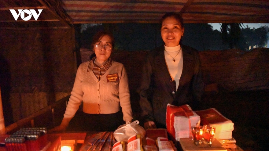 Sea of people crowd to see Yin-Yang market at midnight