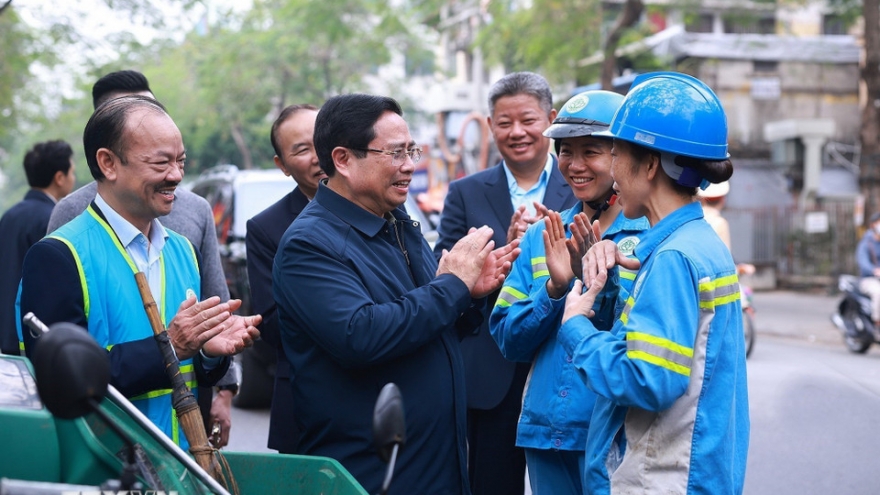 Thủ tướng thăm và tặng quà công nhân môi trường Hà Nội làm việc xuyên Tết
